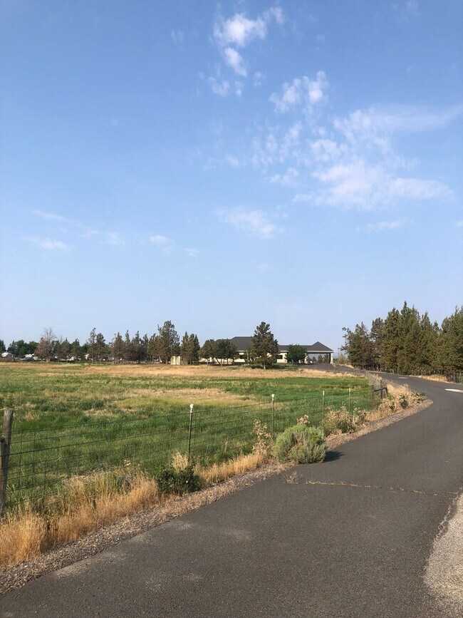 Building Photo - Spacious Redmond Estate on 14 Acres – 4,300+ Sq Ft, Pastures, 4-Car Garage