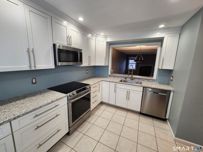 Building Photo - 55 Mill Plain Rd