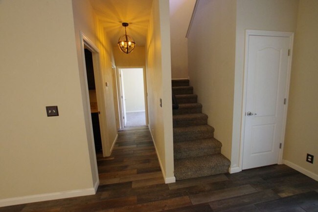 Building Photo - Very nice upgraded townhome