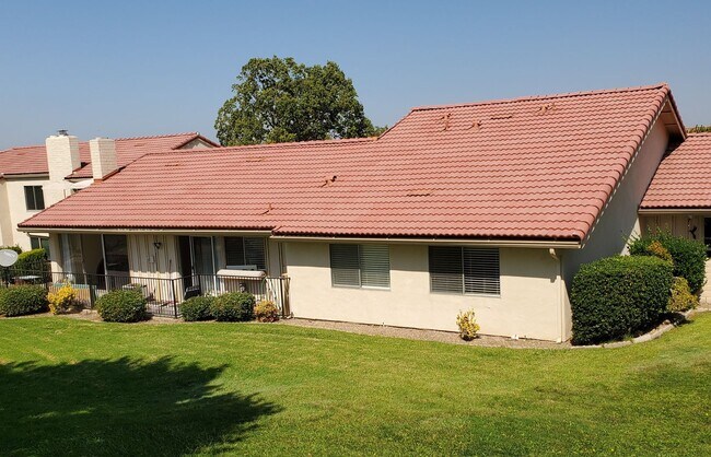 Foto del edificio - Spacious condo 55+ move in ready