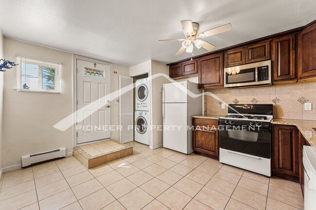 Building Photo - Spacious Home with AC, a Washer/Dryer and ...