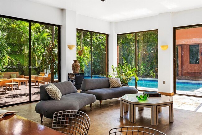 Foto del edificio - 5627 Granada Blvd