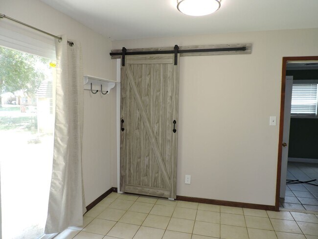 Building Photo - Convenient to schools, shopping & interstate.