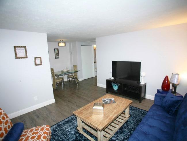 Building Photo - Parkwood Manor Apartments