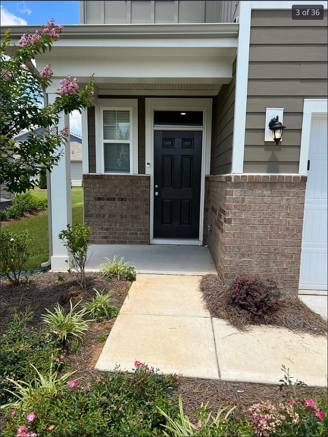 Building Photo - 2011 Weddington Pointe Dr