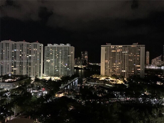 Foto del edificio - 18181 NE 31st Ct
