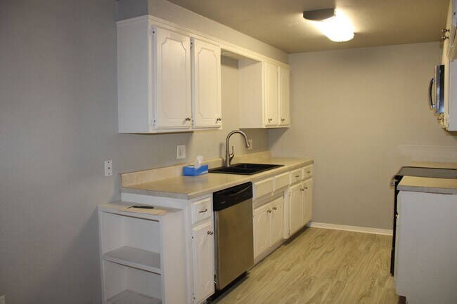 Building Photo - Housing Vouchers Accepted!