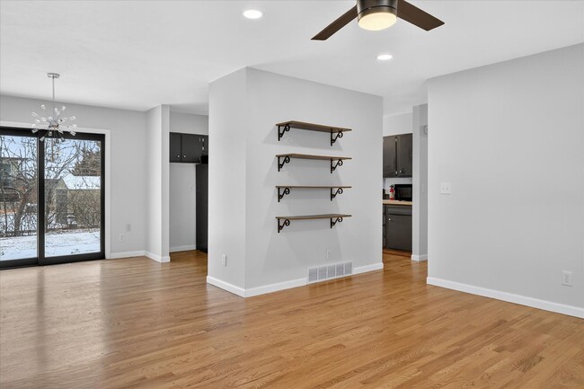 Building Photo - South Boulder Gem: 3 Bed, 2 Bath with Stunning Flatiron Views & Hardwood Flooring throughout!