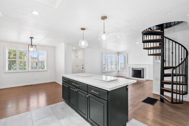 Building Photo - Comfortable and Stylish Living Space