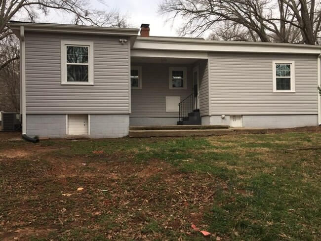 Building Photo - 3 Bedroom Single Family Home