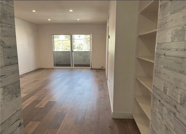 Foto del edificio - 6255 Woodman Ave