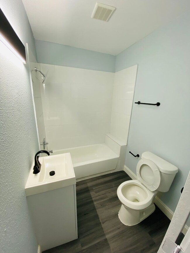 Building Photo - Spacious 2 Bedroom Home for Rent