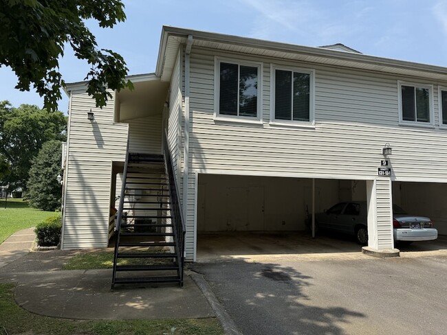 Building Photo - 810 Bellevue Rd