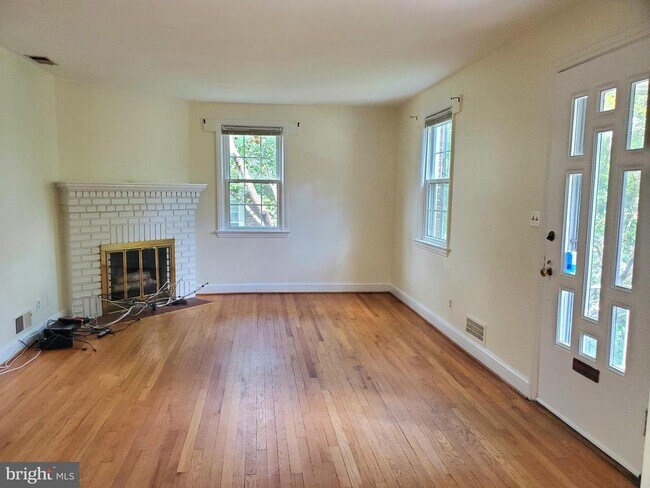 Building Photo - 702 N George Mason Dr