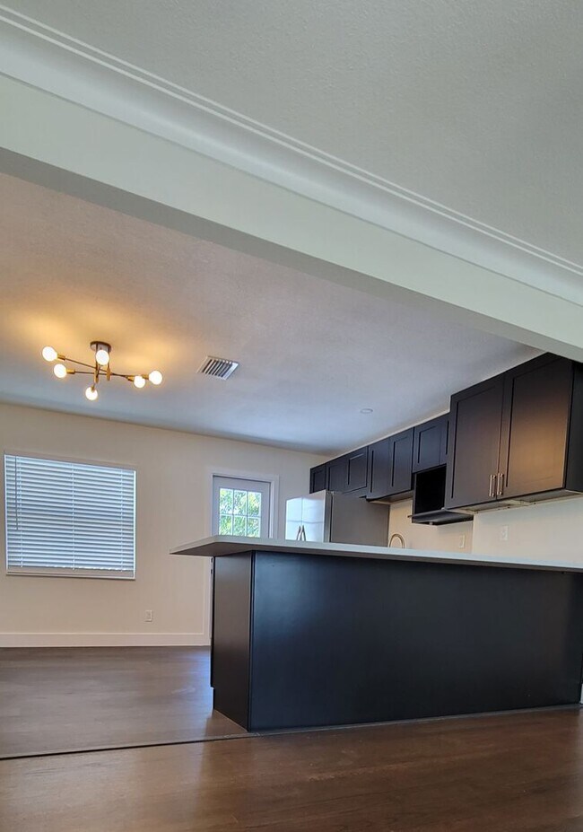 Foto del edificio - SPACIOUS 3 BEDROOM 2 BATH - ST. PETERSBURG, FL