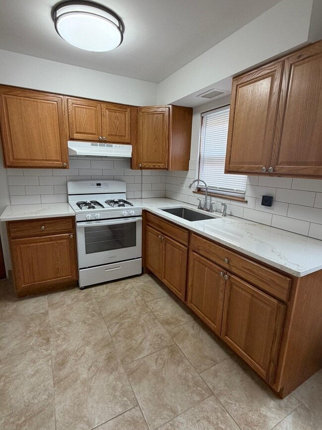 Foto del edificio - 7612 W Belmont Ave