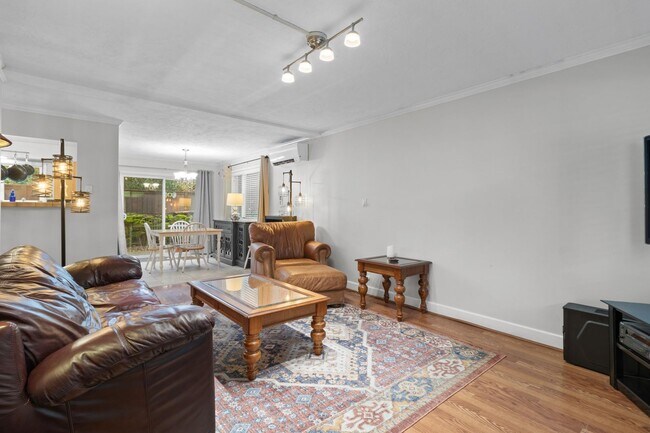 Foto del edificio - First Floor 2Bd/ 1Ba Condo in the Hillsdal...