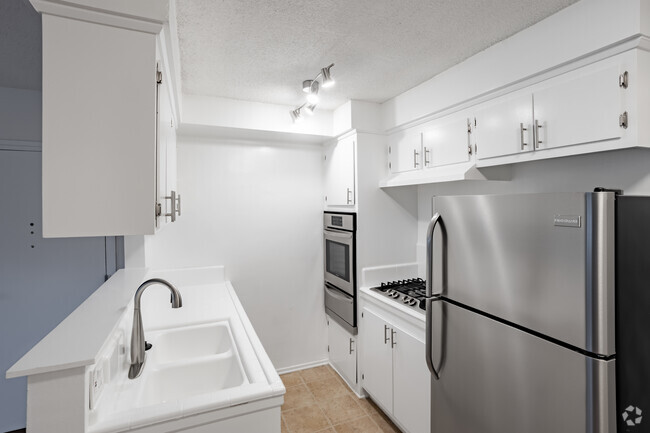 1BR, 1BA - 750 SF - Essex