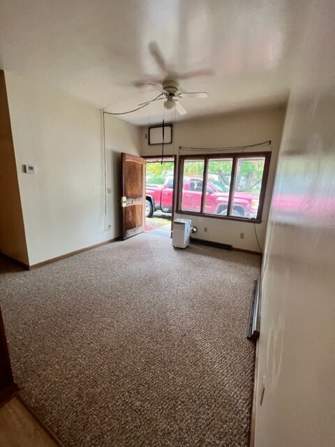 Vista 2: Sala de estar: alfombra nueva - 720 Main St