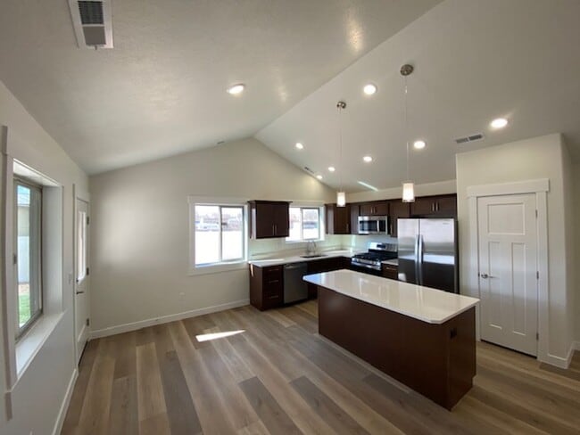 Foto del edificio - Newer construction - 3 bedroom- 2 bath Single Family Home