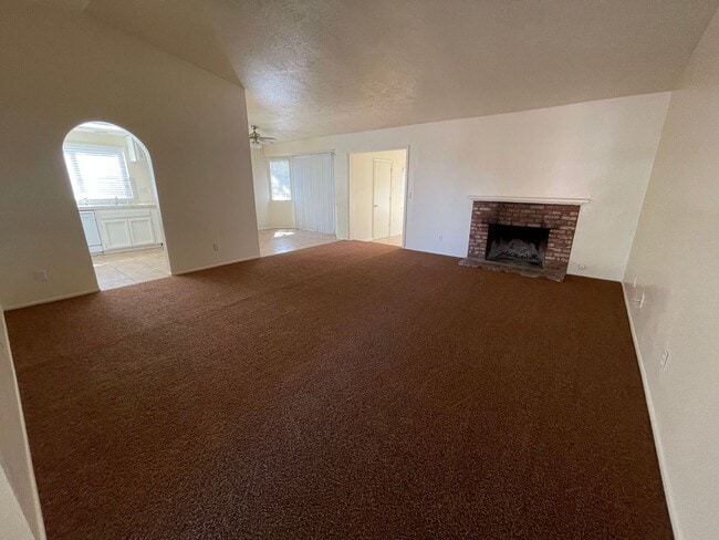 Foto del edificio - Hesperia-Refurbished- 3 Bedrooms, 2 Bathrooms + Den or Office, Large Property