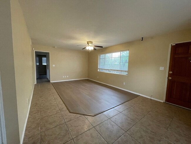 Foto del edificio - Beautiful 3 Bedroom! Available Now!