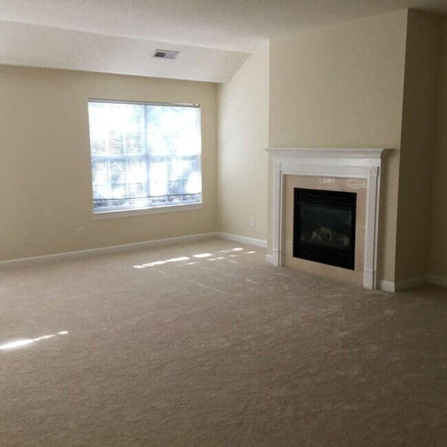 Building Photo - MOVE-IN READY CORNER UNIT IN CRESCENT CONDOS