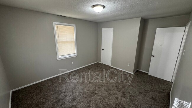 Building Photo - 206 Lake Dr