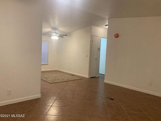Foto del edificio - Great 3br 2ba Central Location