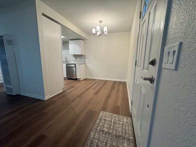 Building Photo - 2 Bedroom, 1 bath condo with washer/dryer, garage, parking, pool