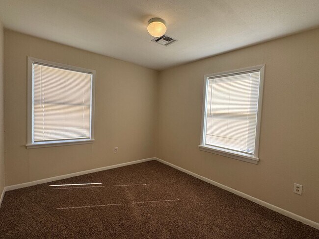 Foto del edificio - 1605 NW Williams- AVAILABLE NOW!