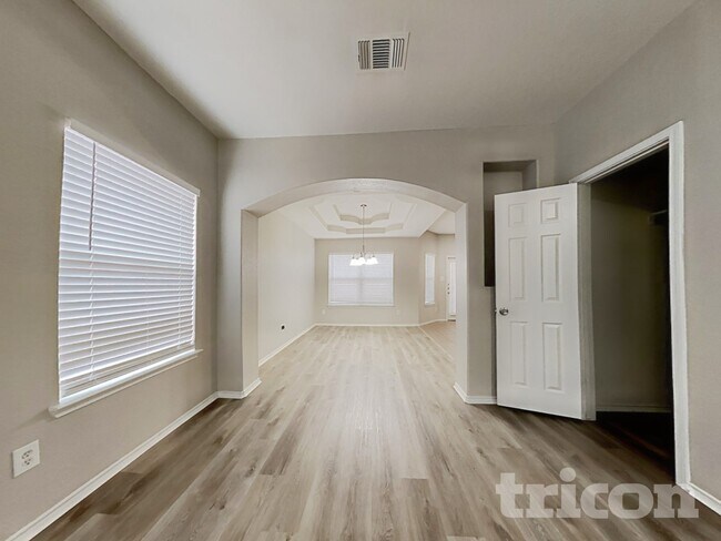 Foto del edificio - 8210 Grissom Cir