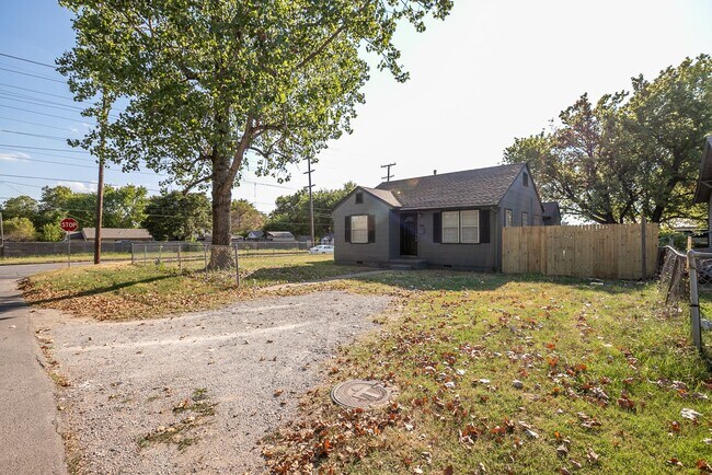 Foto del edificio - Beautiful 2 Bedroom Remodel! Available Today!