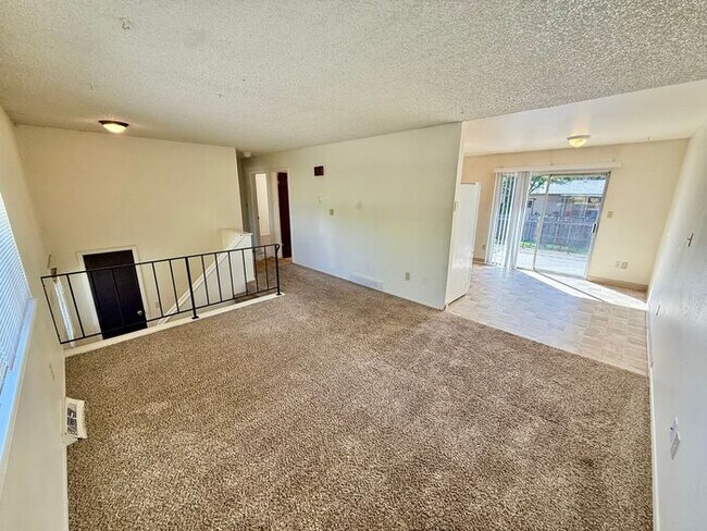 Building Photo - MOVE IN SPECIAL! $1,200 OFF FIRST FULL MON...
