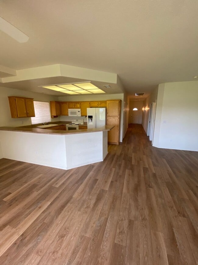 Building Photo - 55+ Condo on Golf Course in Sunland Spring...