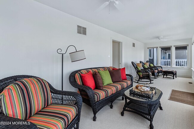Foto del edificio - 556 W Riverside Dr