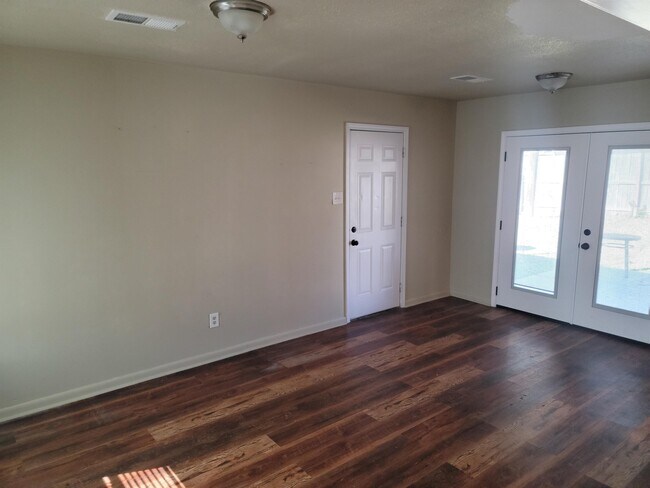Building Photo - 9 Parkland Cir