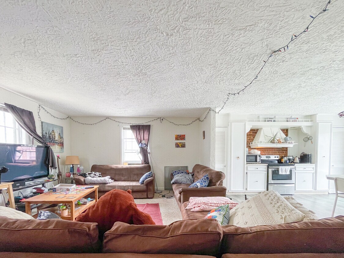 Primary Photo - 75 Magoun Ave