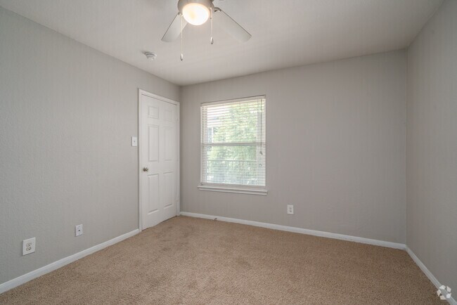 2 habitaciones, 2 baños - 892 pies cuadrados - Dormitorio principal - The Life at Grand Oaks