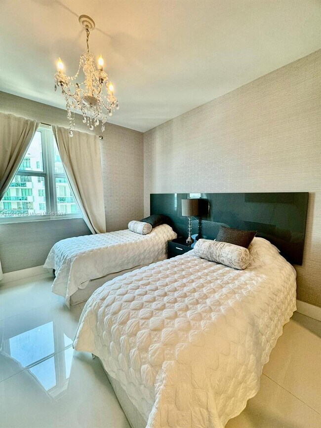 Foto del edificio - 7900 Harbor Island Dr