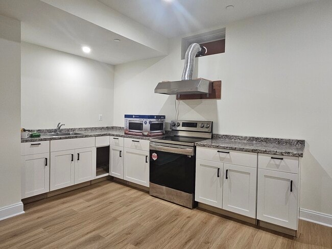Building Photo - 204 N Van Buren St