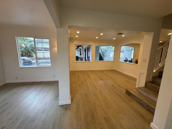 Building Photo - Spacious 7-bedroom, 4-bath single-family residence in Ewa Beach