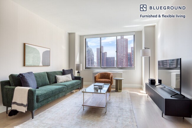 Building Photo - 225 E 95th St