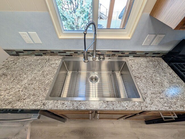Foto del edificio - 5737 Klondike Dr