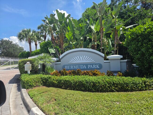 Entrada - 25727 Lake Amelia Way