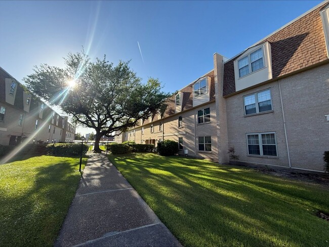 Foto del edificio - 2724 Whitney Pl