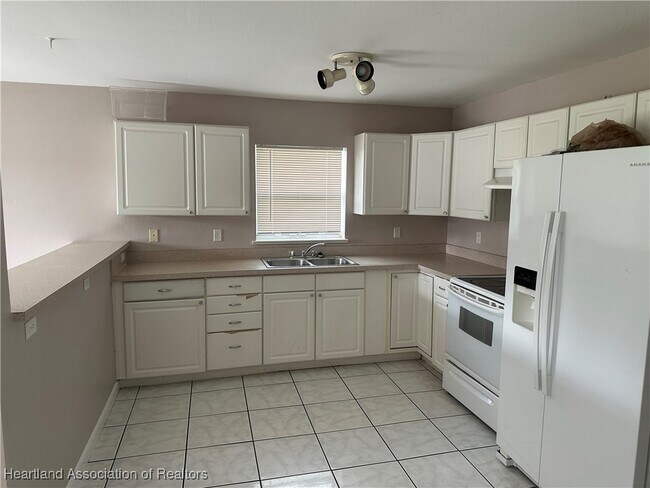 Foto del edificio - 1525 Queen Palm Ave