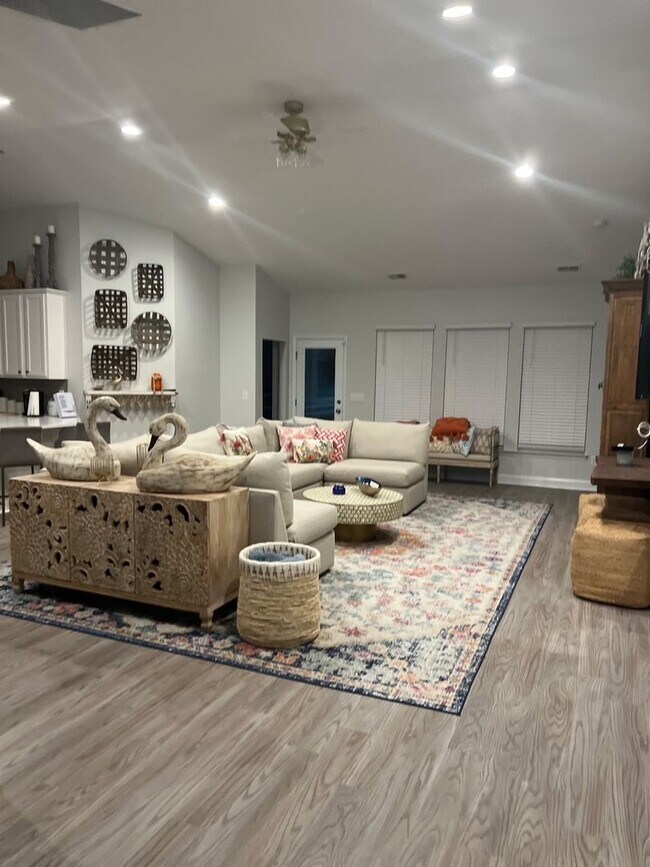 Building Photo - Coastal Comfort Awaits: Your Ideal 4-Bedro...