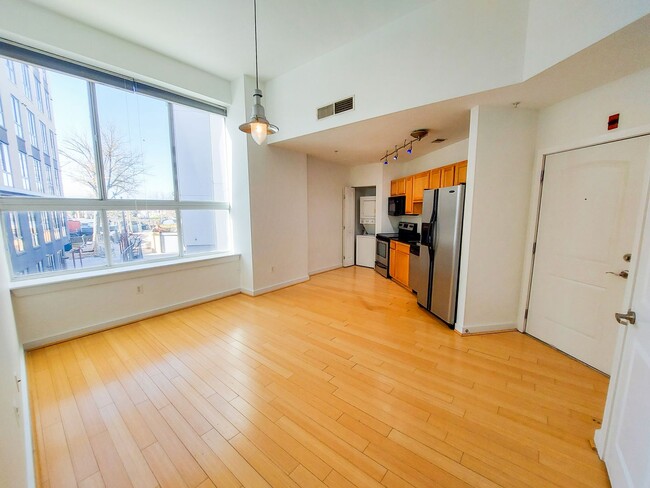 Building Photo - Spacious and Sunlit 1 BR 1 BA in 16th St H...