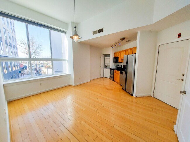 Foto del edificio - Spacious and Sunlit 1 BR 1 BA in 16th St H...